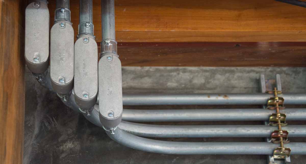 Entenda por que o eletroduto de aço galvanizado é indicado para instalações elétricas industriais e quais vantagens oferece na proteção da infraestrutura